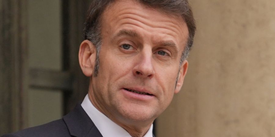 ARCHIV - Frankreichs Präsident Emmanuel Macron vor dem Élysée-Palast in Paris. Vor einem informellen EU-Gipfel zur Wettbewerbsfähigkeit hat Frankreichs Präsident Emmanuel Macron au...
