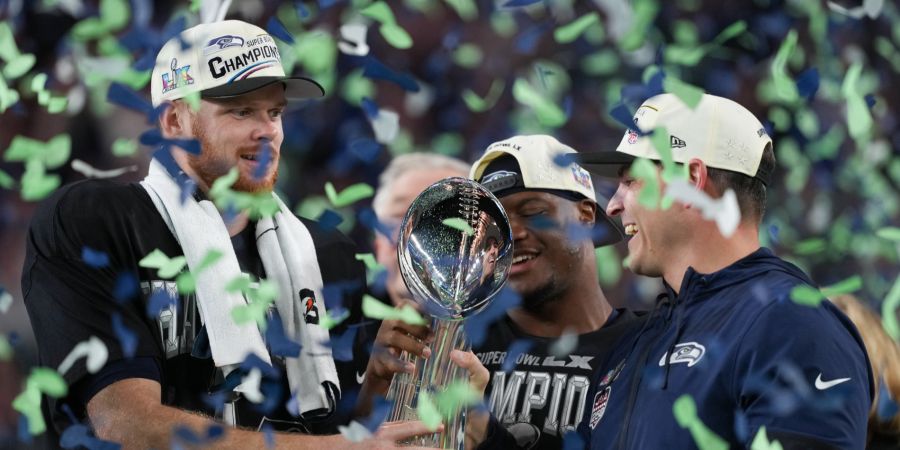Seattles Headcoach Mike Macdonald und Quarterback Sam Darnold halten nach dem 29:13-Sieg über die New England Patriots im Super Bowl LX die Lombardi Trophy in Santa Clara in die Höhe.