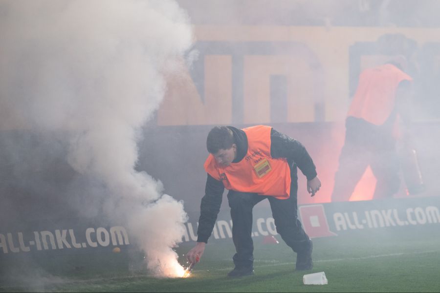 Pyros fliegen in Dresden auf das Spielfeld.