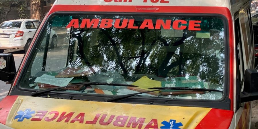 ARCHIV - Ein indischer Krankenwagen steht am Straßenrand. Foto: Dirk Godder/dpa