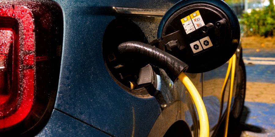 Kostet weniger: eine Fahrt mit dem E-Auto ist laut einer Studie fast halb so teuer wie eine in einem Auto, das mit einem alternativen Treibstoff (Biofuel) betrieben wird. (Symbolbild)