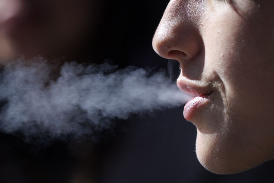 E-Zigaretten erzeugen oft weniger sichtbaren Aerosol, was laut Luciano Ruggia zu einer falschen Verbotswahrnehmung führt.