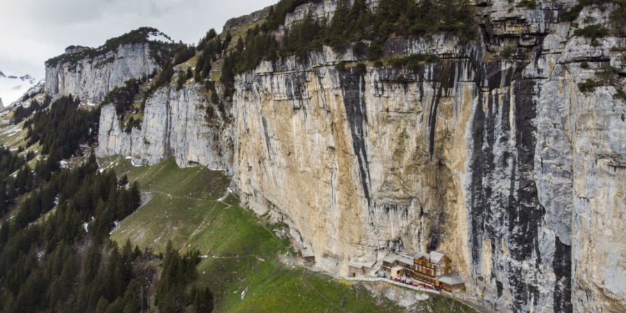 Ein Basejumper sprang im vergangenen Sommer von der Felswand oberhalb des Berggasthauses Äscher im Alpsteingebiet von Appenzell Innerrhoden. (Archivbild)