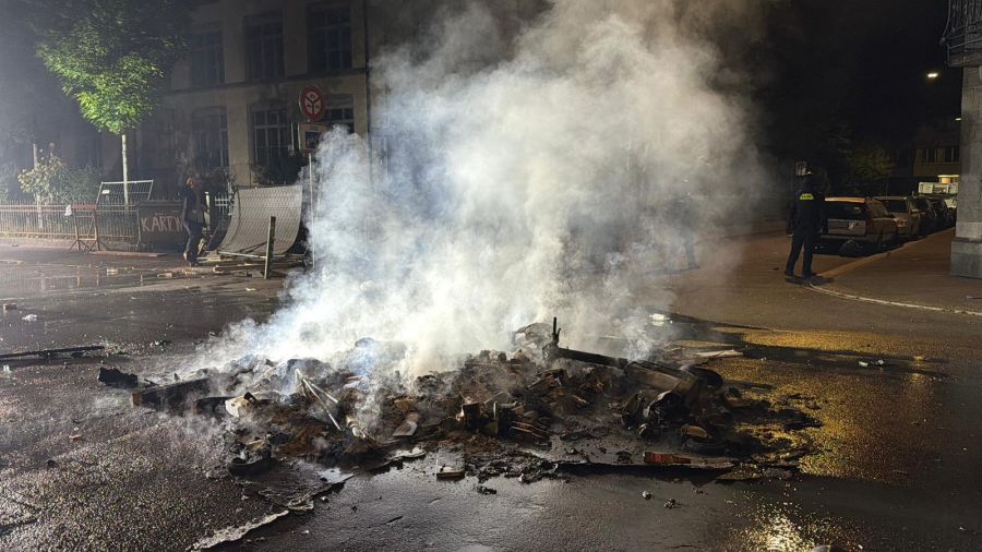 Krawallmacher attackierten die Polizei mit Flaschen, Böllern und Feuerwerk.