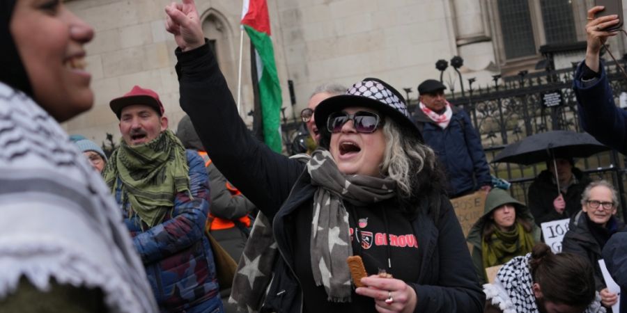 Unterstützer von Palestine Action protestieren  vor dem Royal Court of Justice in London. Foto: Kin Cheung/AP/dpa