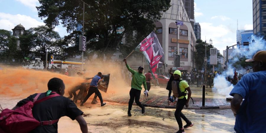 Proteste gegen geplante Steuererhöhungen: Es wird befürchtet, dass die Lebenshaltungskosten weiter steigen.