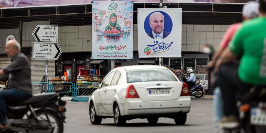 Ein Wahlkampfplakat des amtierenden Parlamentspräsidenten, Mohammed Bagher Ghalibaf, hängt an einem Platz in Teheran.