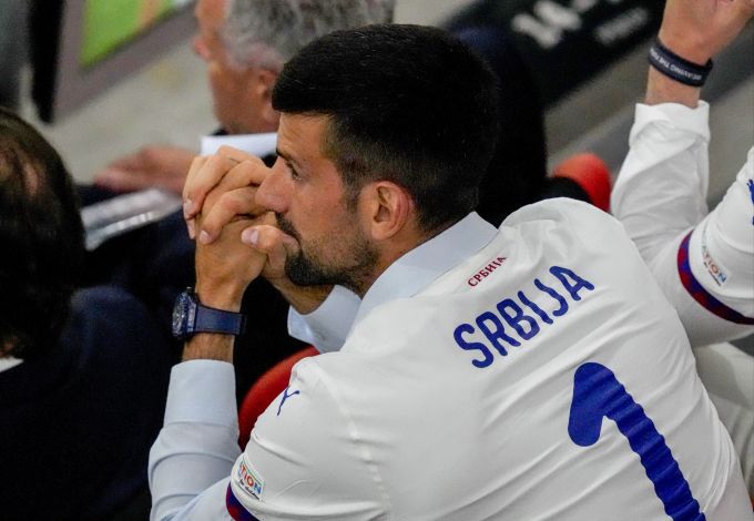 Novak Djokovic muss an der EM 2024 das Aus seiner Serben mit ansehen. Novak Djokovic EM 2024