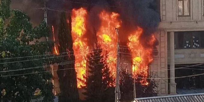 Eine Synagoge brennt nach einem Terroranschlag in der Republik Dagestan. Dagestan Synagoge