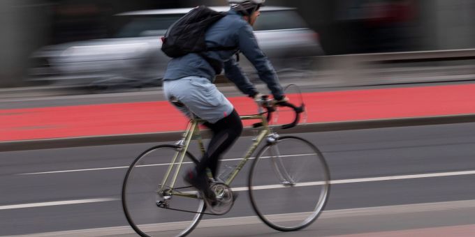 Laut einer Forsa-Umfrage sind 59 Prozent der Befragten für eine allgemeine Fahrradhelmpflicht. Eine Helmpflicht für E-Bike-Fahrer befürworten sogar 77 Prozent. Laut einer Forsa-Umfrage sind 59 Prozent der Befragten für eine allgemeine Fahrradhelmpflicht. Eine Helmpflicht für E-Bike-Fahrer befürworten sogar 77 Prozent.