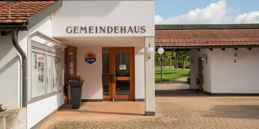 Der Eingang zum Gemeindehaus Arni (AG).