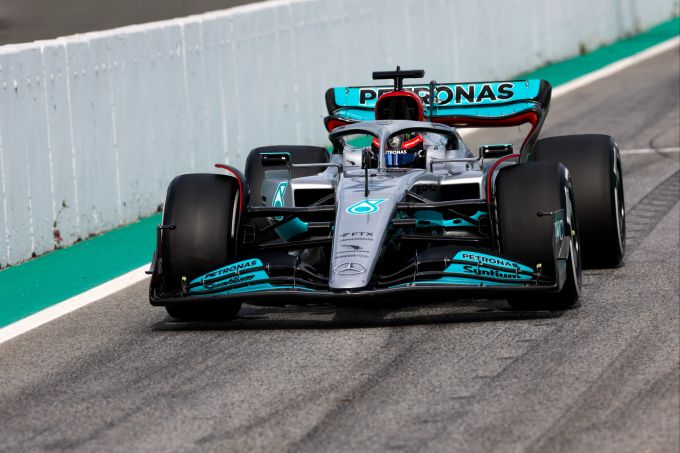 Beim Vorsaison-Test in Barcelona fuhr Mercedes noch mit den deutlich grösseren Seitenkästen. George Russell Mercedes Barcelona