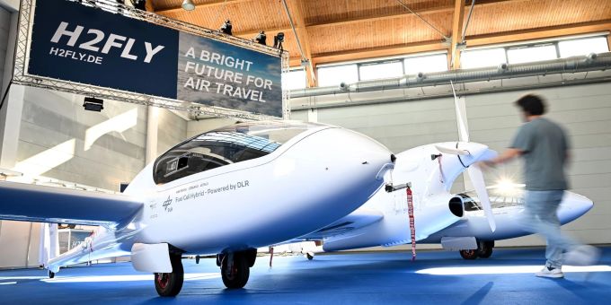 Die HY4 ist das erste viersitzige Kleinflugzeug, das als Elektroflugzeug ausschliesslich mit einem Brennstoffzellen- und Batteriesystem angetrieben wird. HY4