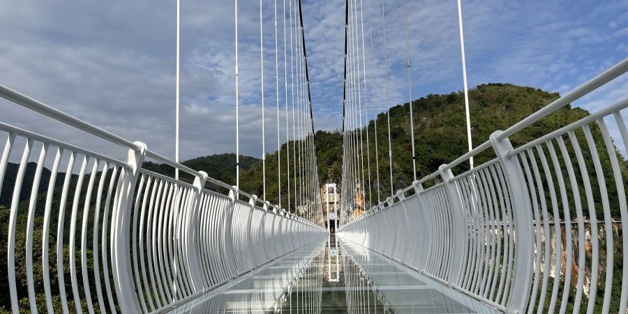 Die Bach-Long-Glasbrücke (auf Deutsch: Weisser Drache) im Hochland von Vietnam.
