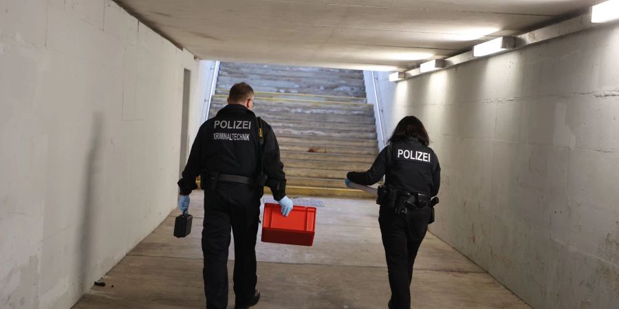 Am Bahnhof von Crimmitschau sollen Linke Rechtsextreme angegriffen haben. Die Polizei ermittelt.