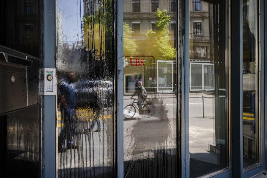 Eine verwüstete UBS Filiale an der Zürcher Bahnhofstrasse nach dem traditionellen 1. Mai-Umzug am Tag der Arbeit.
