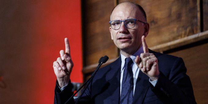 Der Vorsitzende der italienischen Sozialdemokraten Enrico Letta an einer Wahlkampf-Veranstaltung. enrico letta giorgia meloni