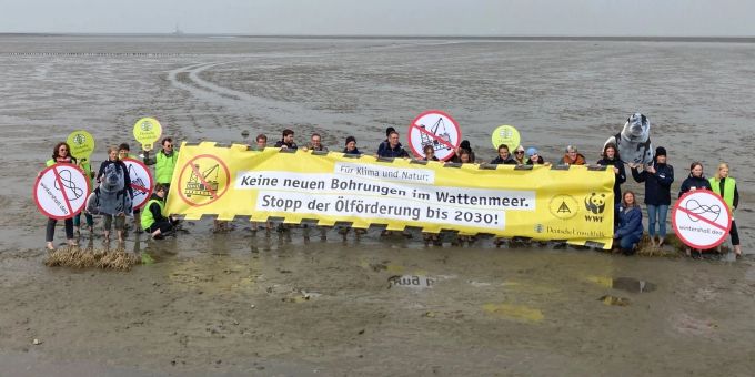 Aktion mehrerer Umweltverbände gehen die Ölförderung im Wattenmeer unter dem Motto: "Keine neuen Bohrungen im Wattenmeer. Stopp der Ölförderung bis 2030!". Aktion mehrerer Umweltverbände gehen die Ölförderung im Wattenmeer unter dem Motto: "Keine neuen Bohrungen im Wattenmeer. Stopp der Ölförderung bis 2030!".