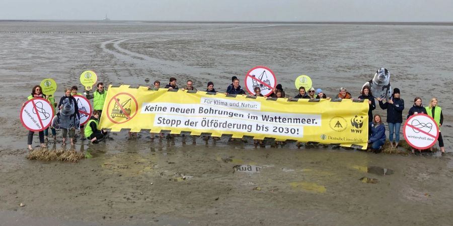 Aktion mehrerer Umweltverbände gehen die Ölförderung im Wattenmeer unter dem Motto: "Keine neuen Bohrungen im Wattenmeer. Stopp der Ölförderung bis 2030!".