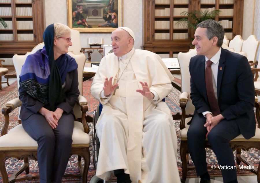 Ignazio Cassis und seine Frau im Gespräch mit Papst Franziskus, 6. Mai 2022.