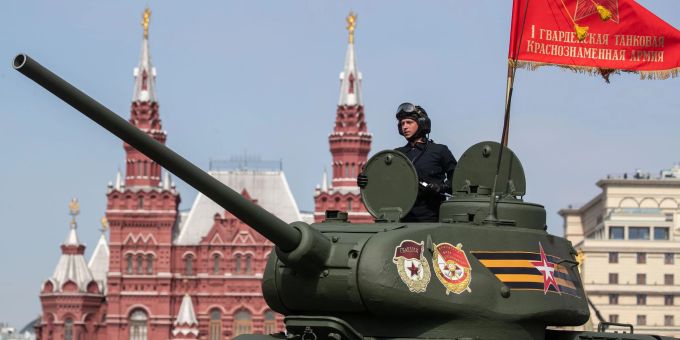 Am 9. Mai wird in Russland - wie hier auf dem Roten Platz in Moskau - der Sieg über Hitlerdeutschland gefeiert. Am 9. Mai wird in Russland - wie hier auf dem Roten Platz in Moskau - der Sieg über Hitlerdeutschland gefeiert.