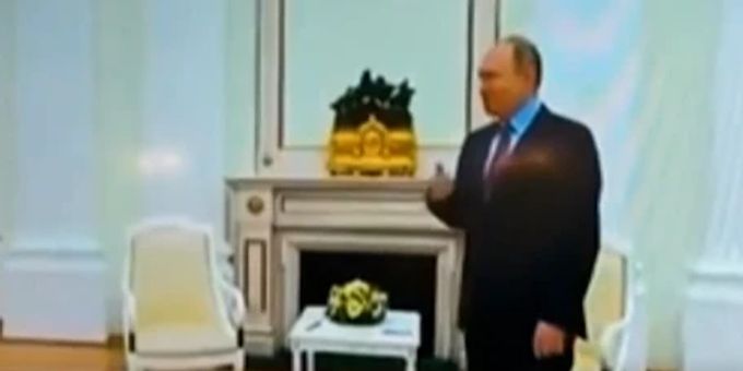 Parkinson-Gerüchte - Putins Hand zittert bei Treffen mit Lukaschenko