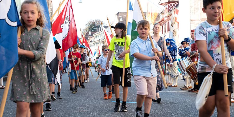 Kinder am Festumzug zur Gedenkfeier Sempach.