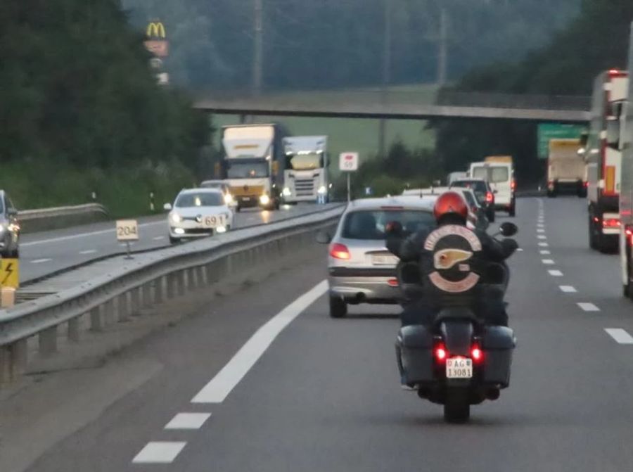 Ein Rocker fährt auf der Autobahn in Richtung Bern.