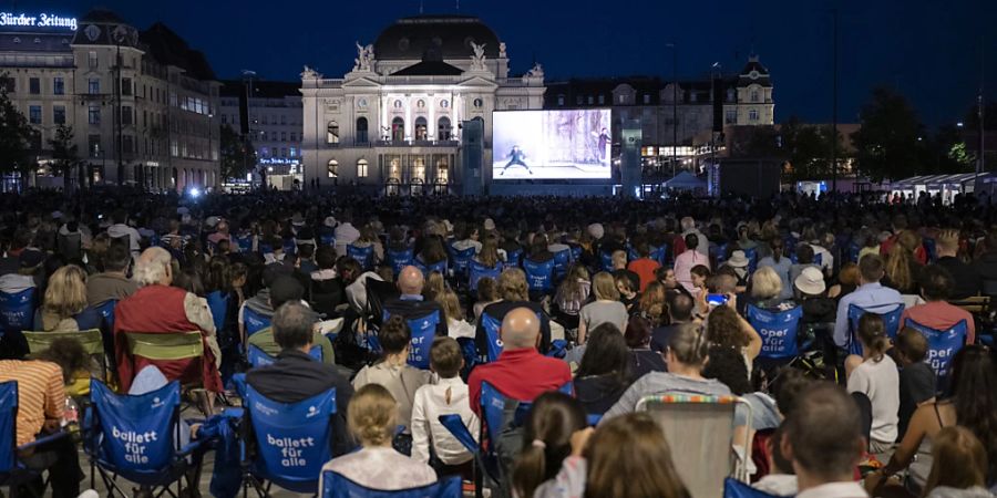 Tausende Menschen sehen sich die Live-Übertragung von Christian Spucks Ballett «Dornröschen» des Zürcher Opernhauses auf dem Sechseläutenplatz an.