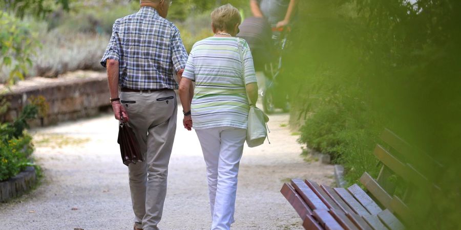 Regelmässige Spaziergänge helfen bei Arthrose gegen Schmerzen - und beeinflussen den Fortschritt der Erkrankung.