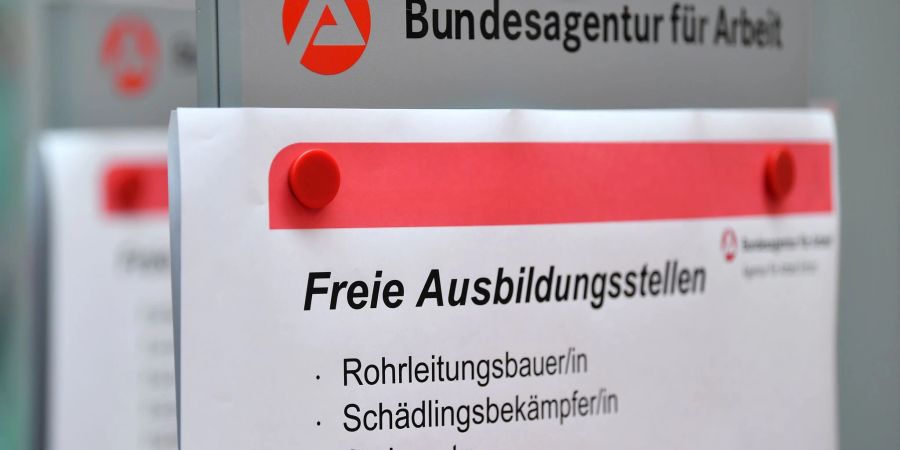 Laut einer Umfrage durch die Bertelsmann Stiftung fühlen sich viele junge Menschen bei der Ausbildungsplatzsuche von der Politik alleingelassen.