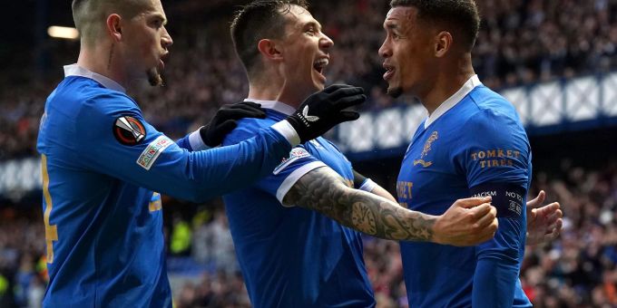 James Tavernier (r) von den Rangers feiert mit seinen Mannschaftskameraden den ersten Treffer gegen RB Leipzig in der Europa League. Europa League