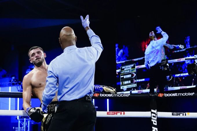 Joe Smith Jr. torkelt nach einem Schlag von Artur Assilbekowitsch Beterbijew benommen im Ring. Der Ringrichter bricht den Kampf daraufhin ab. Artur Assilbekowitsch Beterbijew