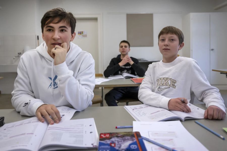 Heilpädagogin Ursula Brunner zeigt sich jedoch zuversichtlich: Integration sei ein Teil der Schweizer Kulturgeschichte. Abgebildet: zwei Schüler aus der Ukraine in einer Basler Schule.