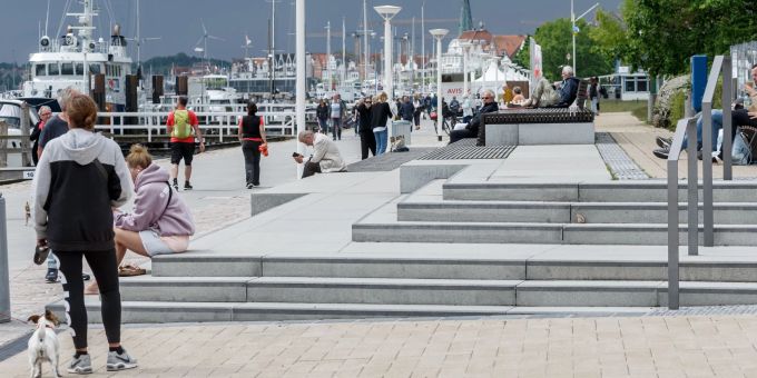 Hell gepflasterte Plätze und gestufte Zugänge, auf denen auch gesessen werden kann, sind die Kennzeichen der neugestalteten Travepromenade in Travemünde. Hell gepflasterte Plätze und gestufte Zugänge, auf denen auch gesessen werden kann, sind die Kennzeichen der neugestalteten Travepromenade in Travemünde.