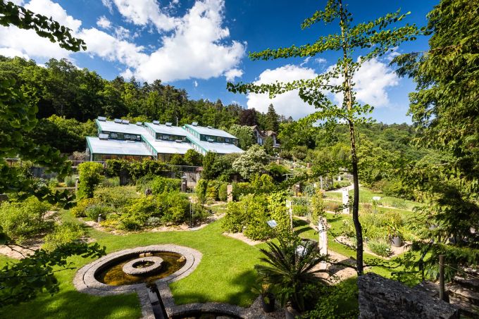 Auch einen botanischen Garten gibt es in Neuenburg. Er unterteilt sich in acht Abschnitte vom Mittelmeer- über den Gemüse- und Medizingarten bis zum sogenannten «Alpinum», welches ganz der schwer zugänglichen Pflanzenwelt verschiedener Bergregionen wie Pyrenäen, Karpaten, Kaukasus, Alpen und vielen mehr gewidmet ist. Ausflüge Schweiz Familie Kinder