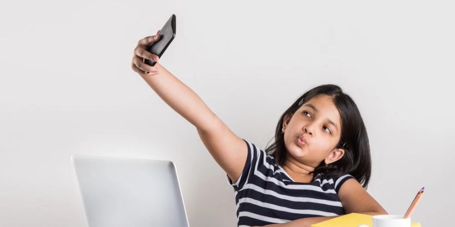 Den ganzen Tag Selfies schiessen? Eltern können die Funktionalität von Smartphones für ihre Kinder einschränken.