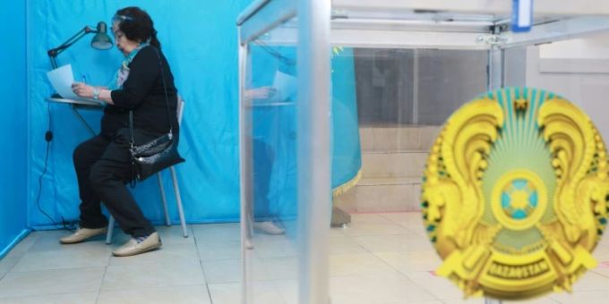 Frau in Wahllokal in Kasachstan Frau in Wahllokal in Kasachstan