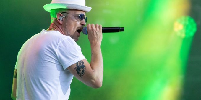 Jan Delay steht beim Open-Air-Festival «Rock im Park» in Nürnberg auf der Bühne.