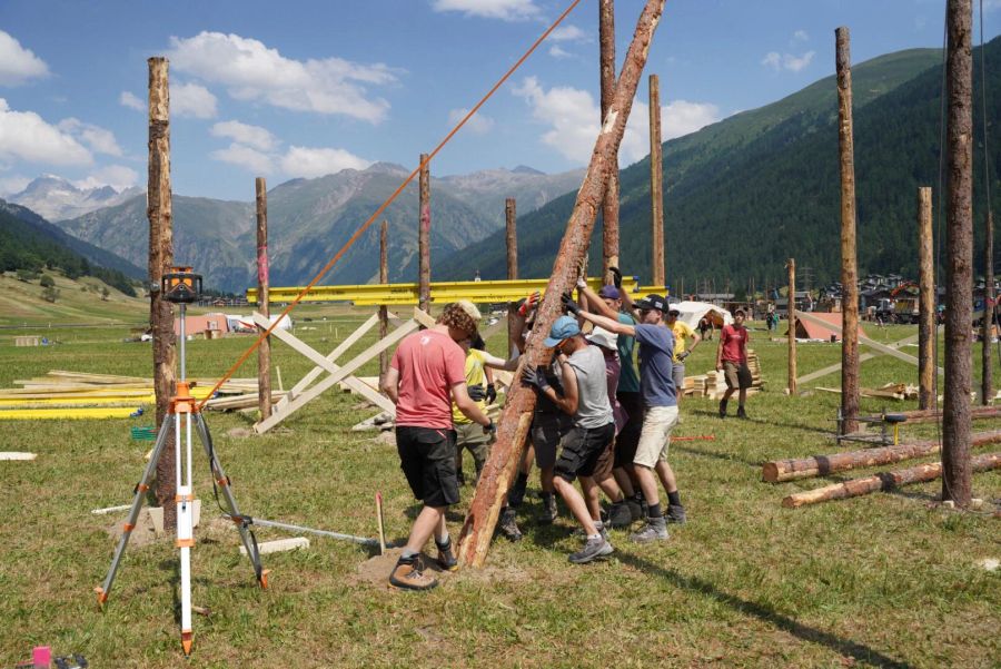 Mitglieder der Pfadi Gofers Lenzburg (PGL) sind schon fleissig bei der Arbeit.