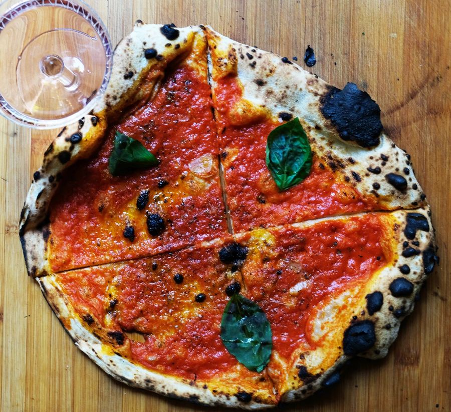 Sauerteig Pizza Basilikum Tomate