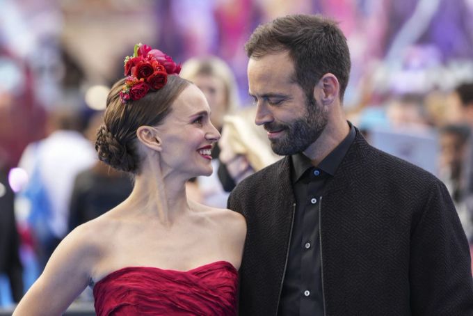 Die Schauspielerin in Begleitung ihres Ehemannes Benjamin Millepied (45). portman