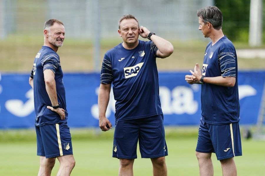 André Breitenreiter (m.) mit seinem Staff im Training von Hoffenheim.