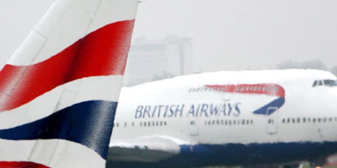 Flugzeuge der British Airways stehen bei Hitze auf einem Flughafen. (Archivbild) flugbegleiter