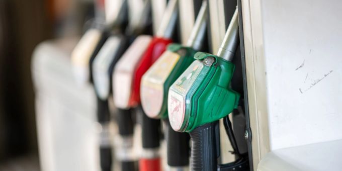 Zapfpistolen für Kraftstoffe sind an einer Tankstelle zu sehen. Zapfpistolen für Kraftstoffe sind an einer Tankstelle zu sehen.