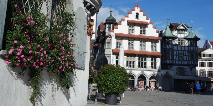 Ein Blick in das historische Zentrum St. Gallens. Haus Geranien Altstadt historisch St. Gallen