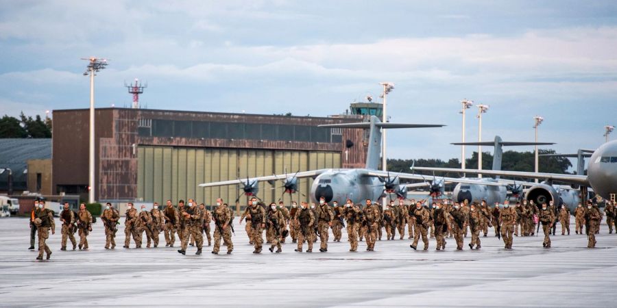 Soldaten steigen auf dem niedersächsischen Stützpunkt Wunstorf aus Flugzeugen der Bundeswehr.