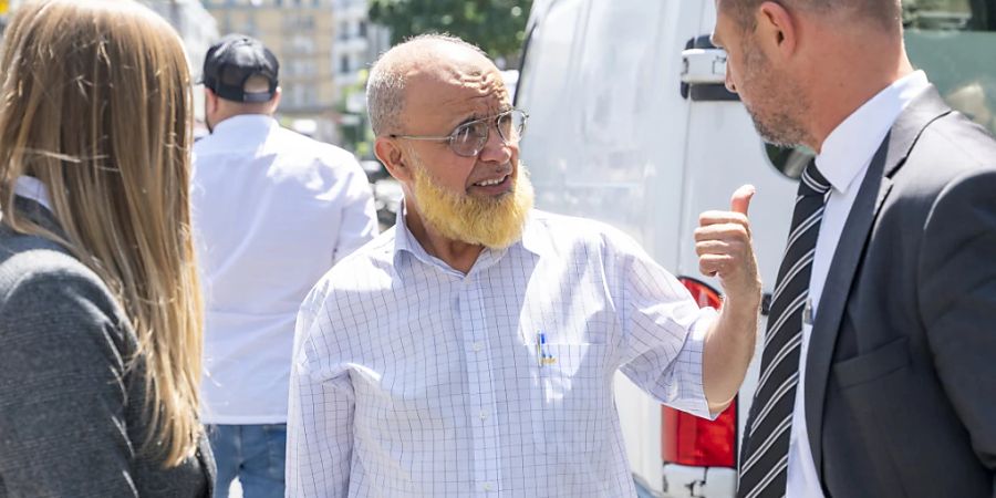 Der lybische Prediger Abu Ramadan (Mitte) im Gespräch mit seinem amtlichen Verteidiger Lukas Bürge (rechts).