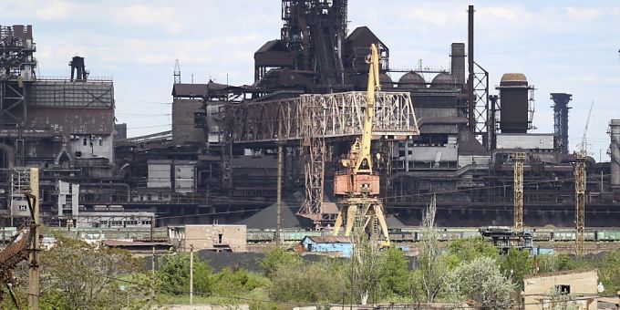 Blick auf das Stahlwerk Azovstal in Mariupol. asow