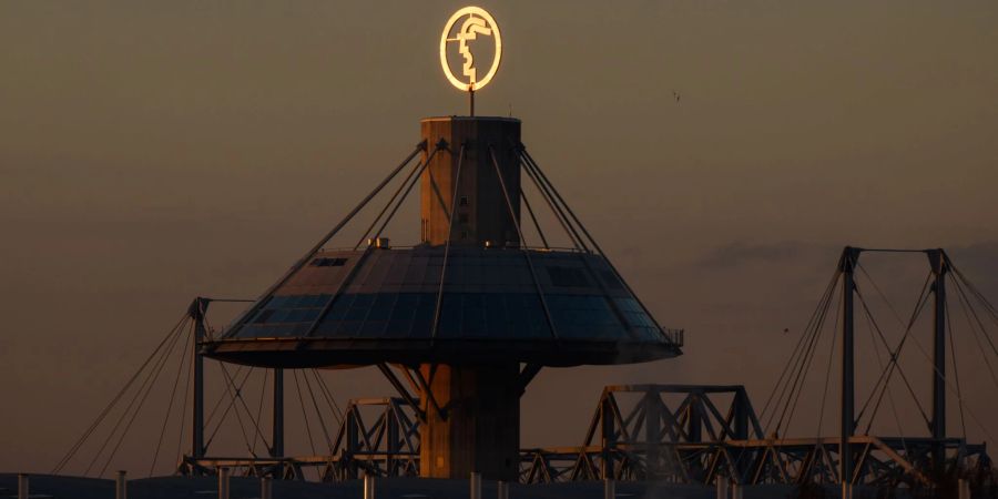 Das Convention Center auf dem Messegelände der Deutschen Messe AG leuchtet im Licht der aufgehenden Sonne. Die Corona-Pandemie hatte der Messebranche grosse Probleme bereitet.